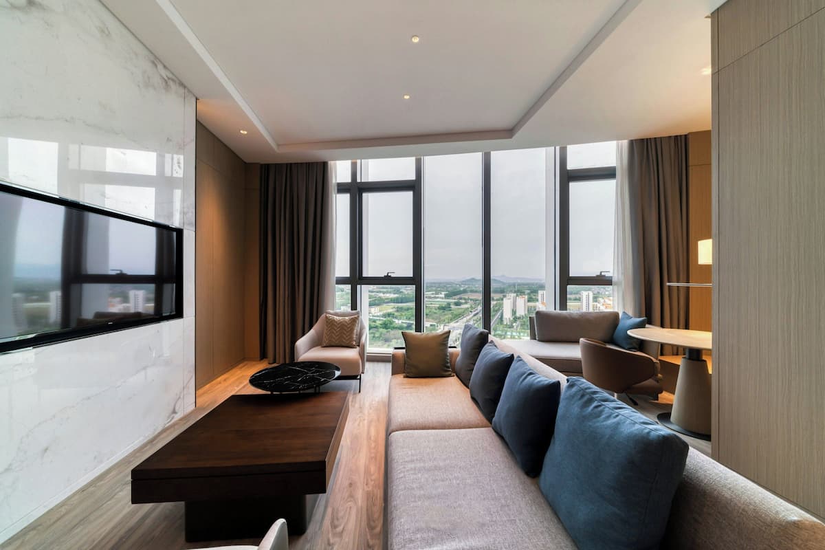 Suite, 1 habitación, vistas a la ciudad | Sala de estar | Televisión de pantalla plana de 55 pulgadas con canales por cable