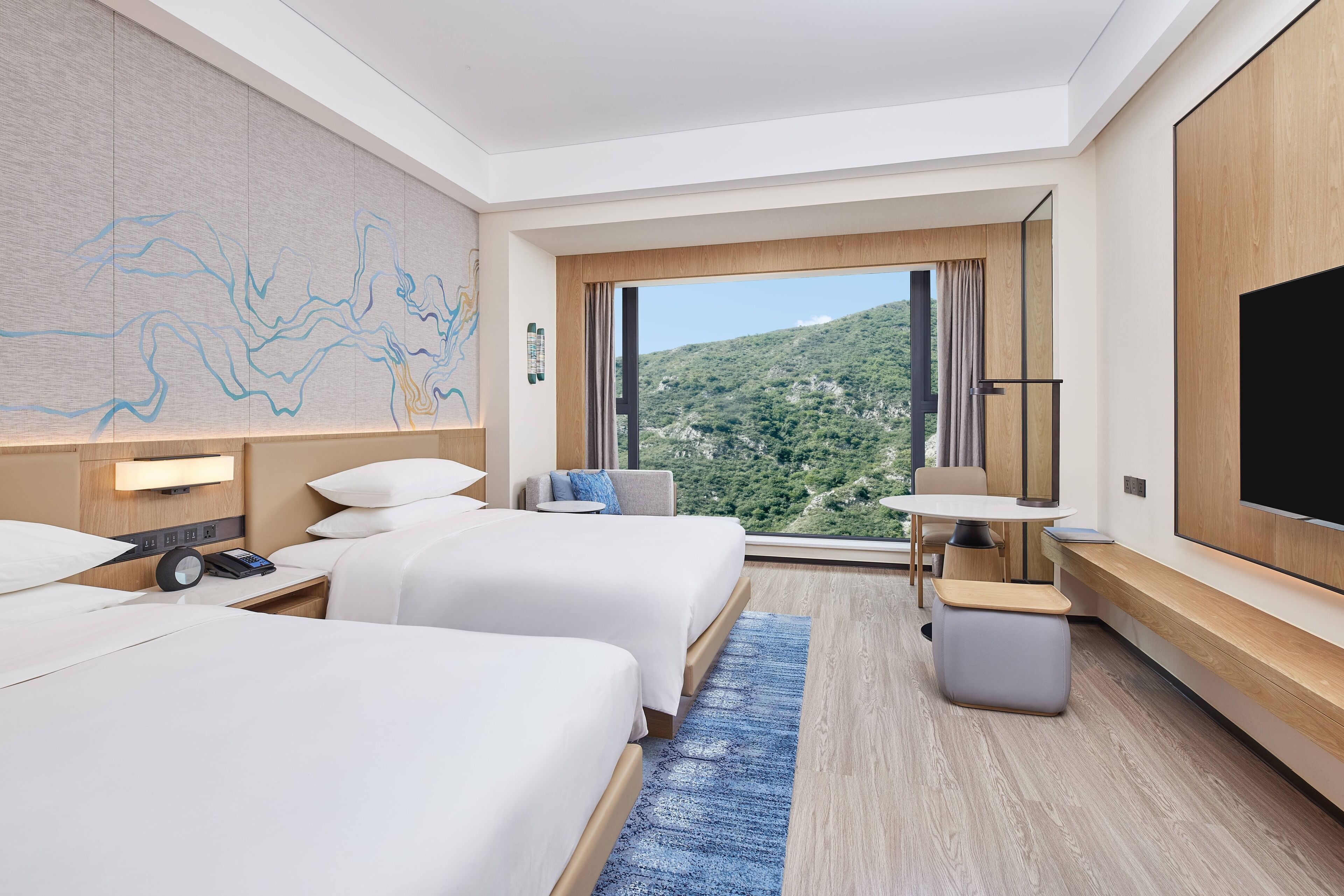 標準客房, 2 張標準雙人床, 山景 | 舒適加層、客房內保險箱、書桌、遮光布/窗簾