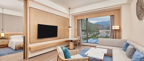 Suite ejecutiva, 1 cama de matrimonio grande, vistas a la ciudad | Sala de estar | Una televisión LCD