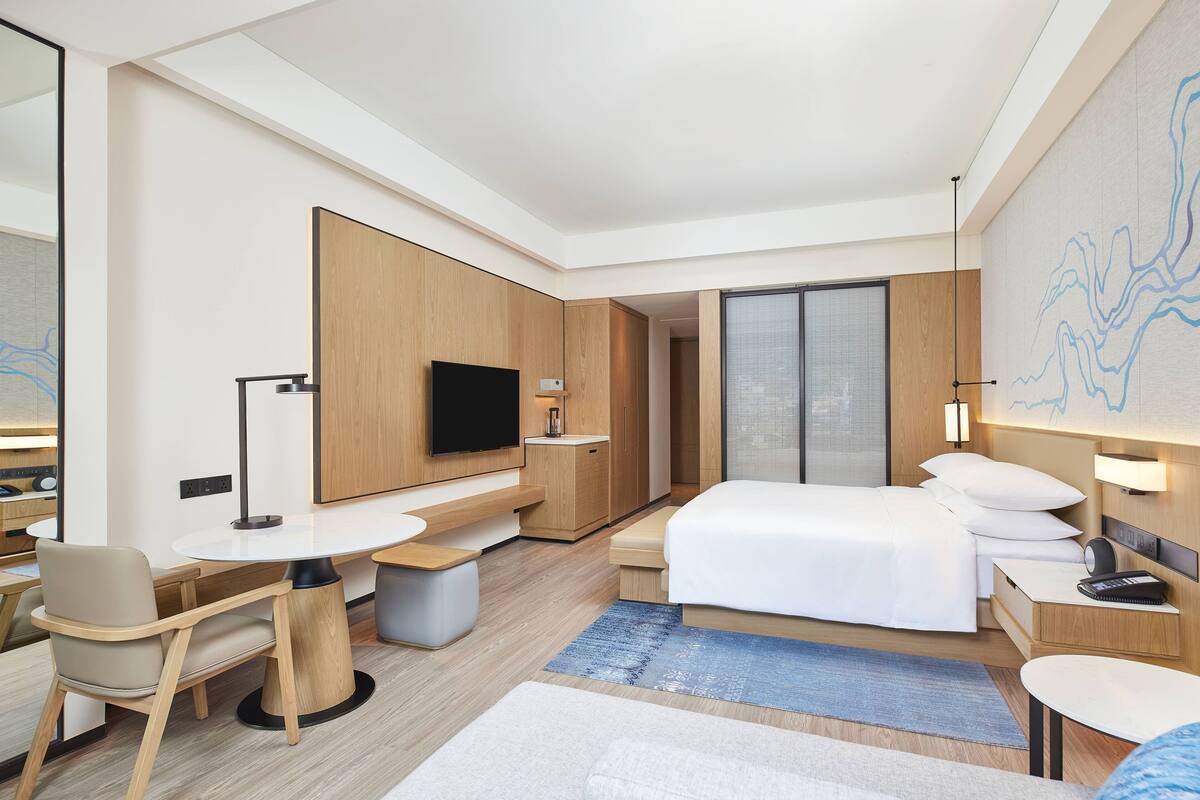 Habitación estándar, 1 cama de matrimonio grande, vistas a la montaña | Colchones con acolchado adicional, caja fuerte, escritorio