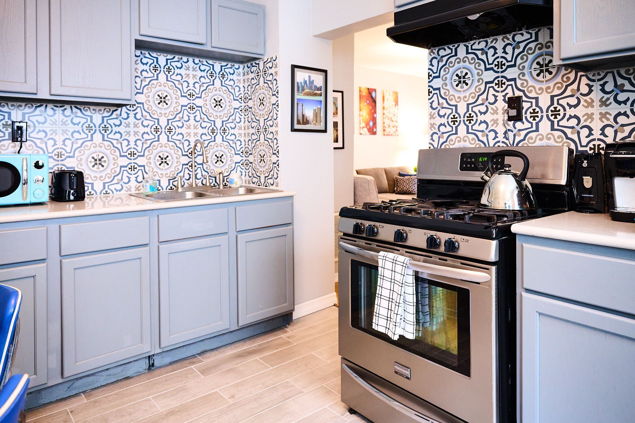 Réfrigérateur, micro-ondes, four, plaque de cuisson