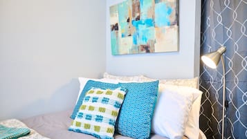 2 quartos, ferros/tábuas de passar roupa, berço de viagem