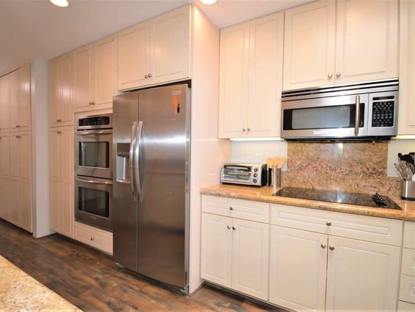 Kühlschrank, Mikrowelle, Ofen, Geschirrspüler