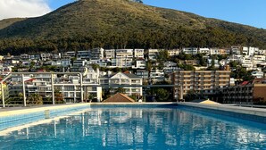 Une piscine offrant une vue sur un quartier résidentiel situé sur une colline.