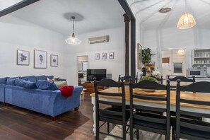 Televisión, chimenea, mesa de ping pong