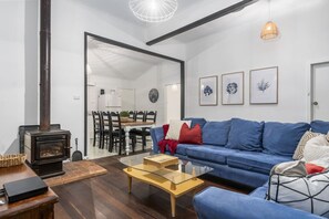 Fernseher, Kamin, Tischtennisplatte