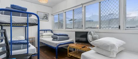3 Schlafzimmer, Schreibtisch, Bügeleisen/Bügelbrett, WLAN