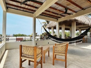 Terrace/patio - Casa Aymara 402: Balcony & Beach Walk (Brisas de Zicatela)