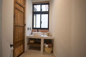 Shower - Casa Aymara 201: Nearby the Beach & Rooftop Oasis (Brisas de Zicatela)