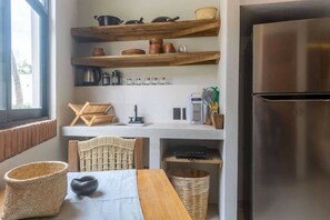 Fridge, oven, stovetop, coffee/tea maker