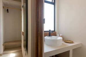 Shower, towels - Casa Aymara 102 : Balcón Privado & Wifi Starlink! (Brisas de Zicatela)