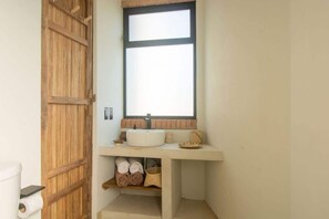 Shower, towels - Casa Aymara : Balcony & Nearby Beach (Brisas de Zicatela)
