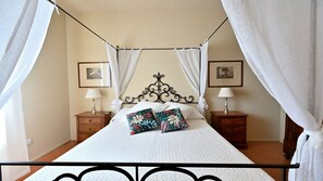 2 عدّة غرف نوم وواي فاي وملاءات أسرّة