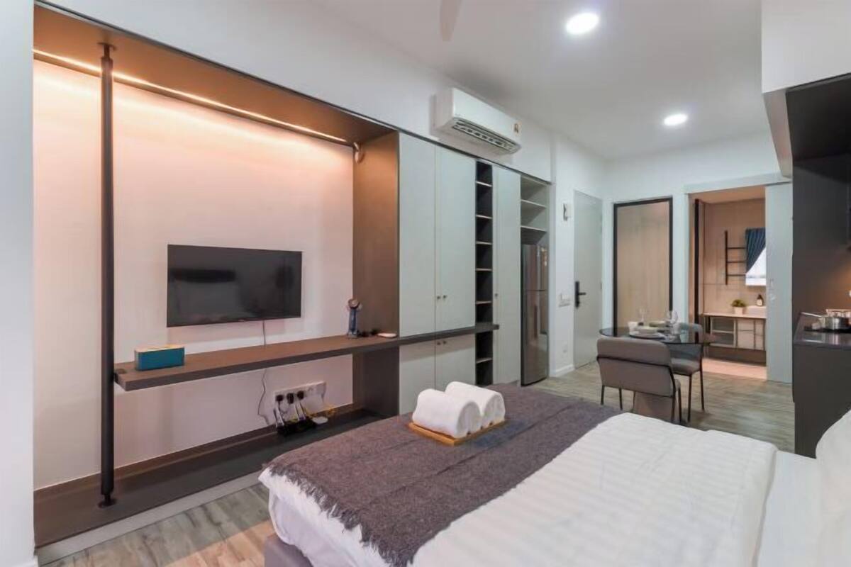 Desk, blackout drapes, iron/ironing board, free WiFi