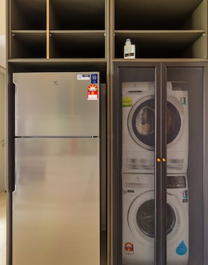 Two Bedrooms Suite | Bureau, rideaux dâobscurcissement, fer et planche Ă repasser