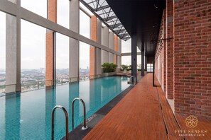 Piscina externa, guarda-sóis, espreguiçadeiras