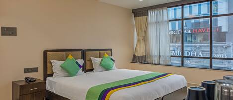 Deluxe-værelse | Skrivebord, strygejern/strygebræt