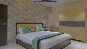 Premium Room | Desk, iron/ironing board