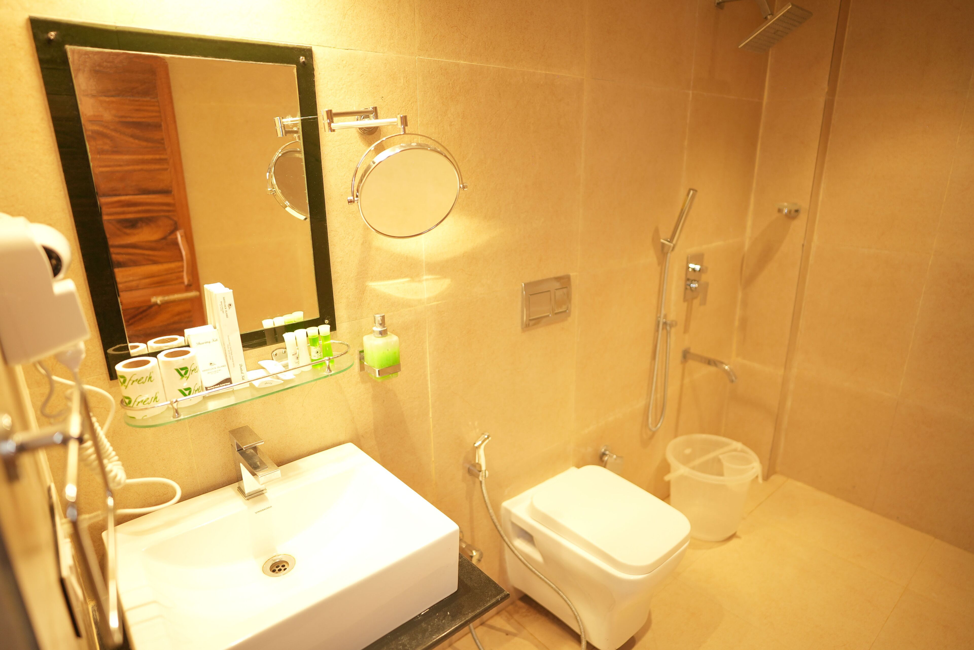 Ein Badezimmer mit Waschbecken, Toilette und Dusche.