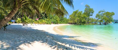 Yksityinen ranta, valkoista hiekkaa, laitesukellusmahdollisuus