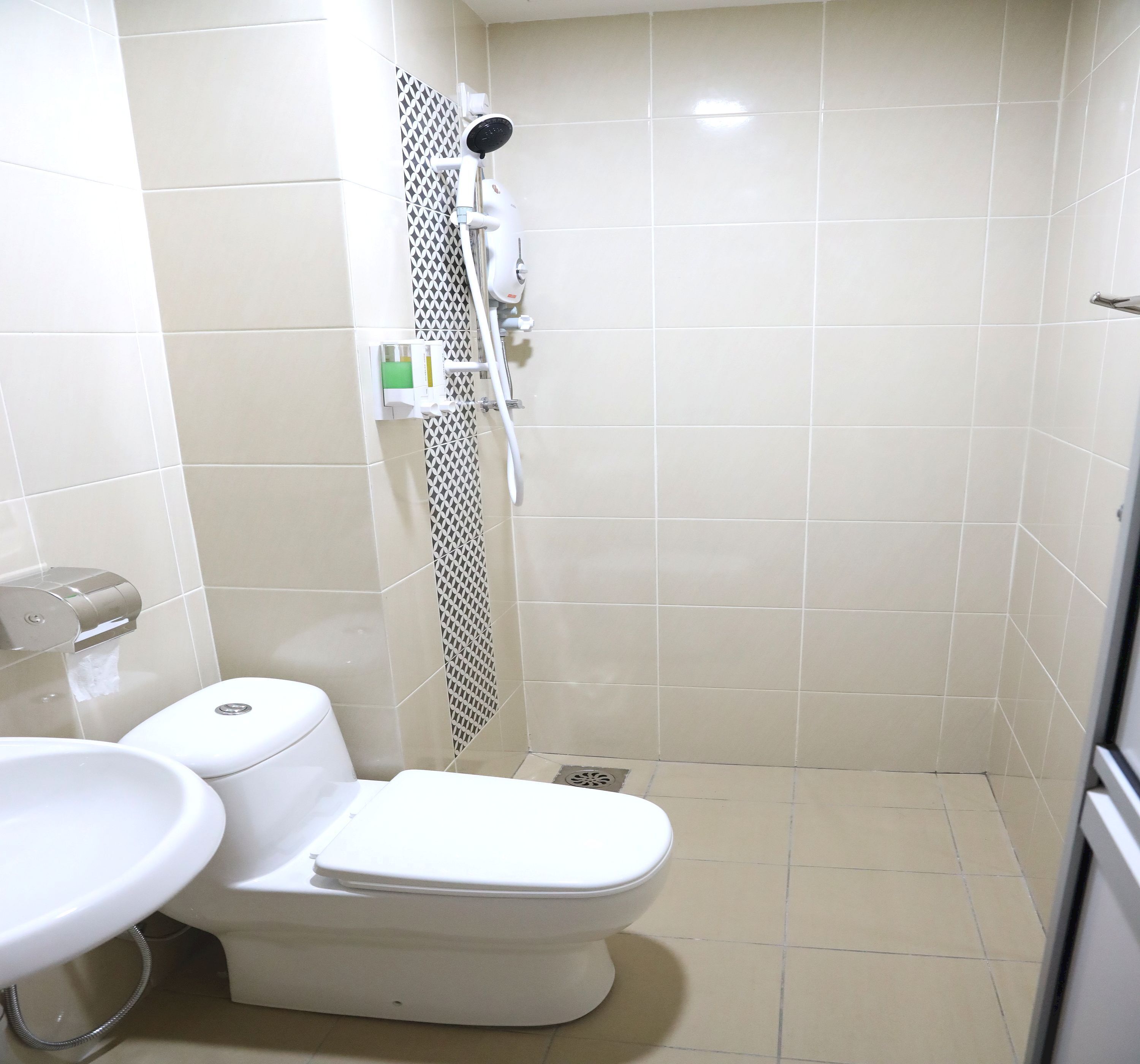Ein Badezimmer mit Toilette, Waschbecken und Dusche.
