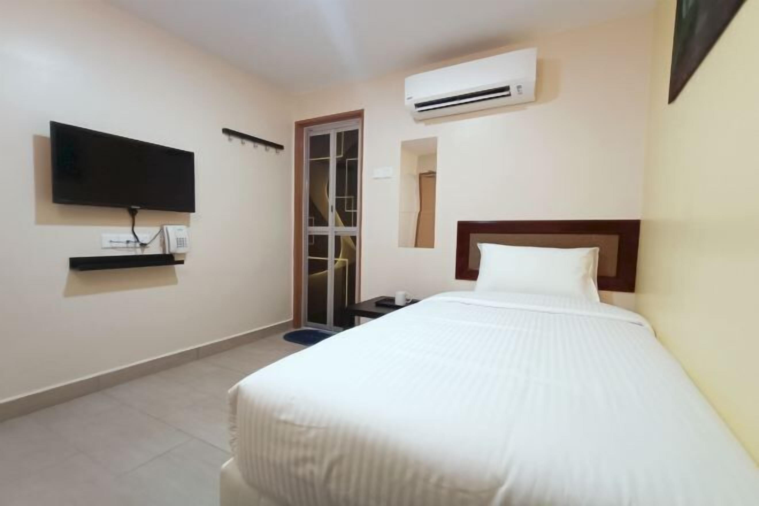 Desk, laptop workspace, free WiFi, bed sheets