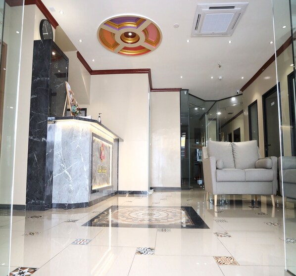 Reception - Capital O 90897 Island City Hotel (George Town)