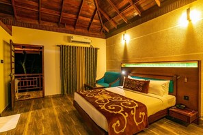 Habitación doble Deluxe | Escritorio, espacio para trabajar con laptop y cortinas blackout 