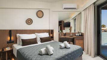 Habitación de hotel moderna con una cama grande, una mesita de noche con lámpara, un televisor de pantalla plana y vistas a la piscina a través de la ventana.