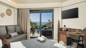 Deluxe Room with Outdoor Hot Tub | In-room safe, desk, laptop workspace, soundproofing