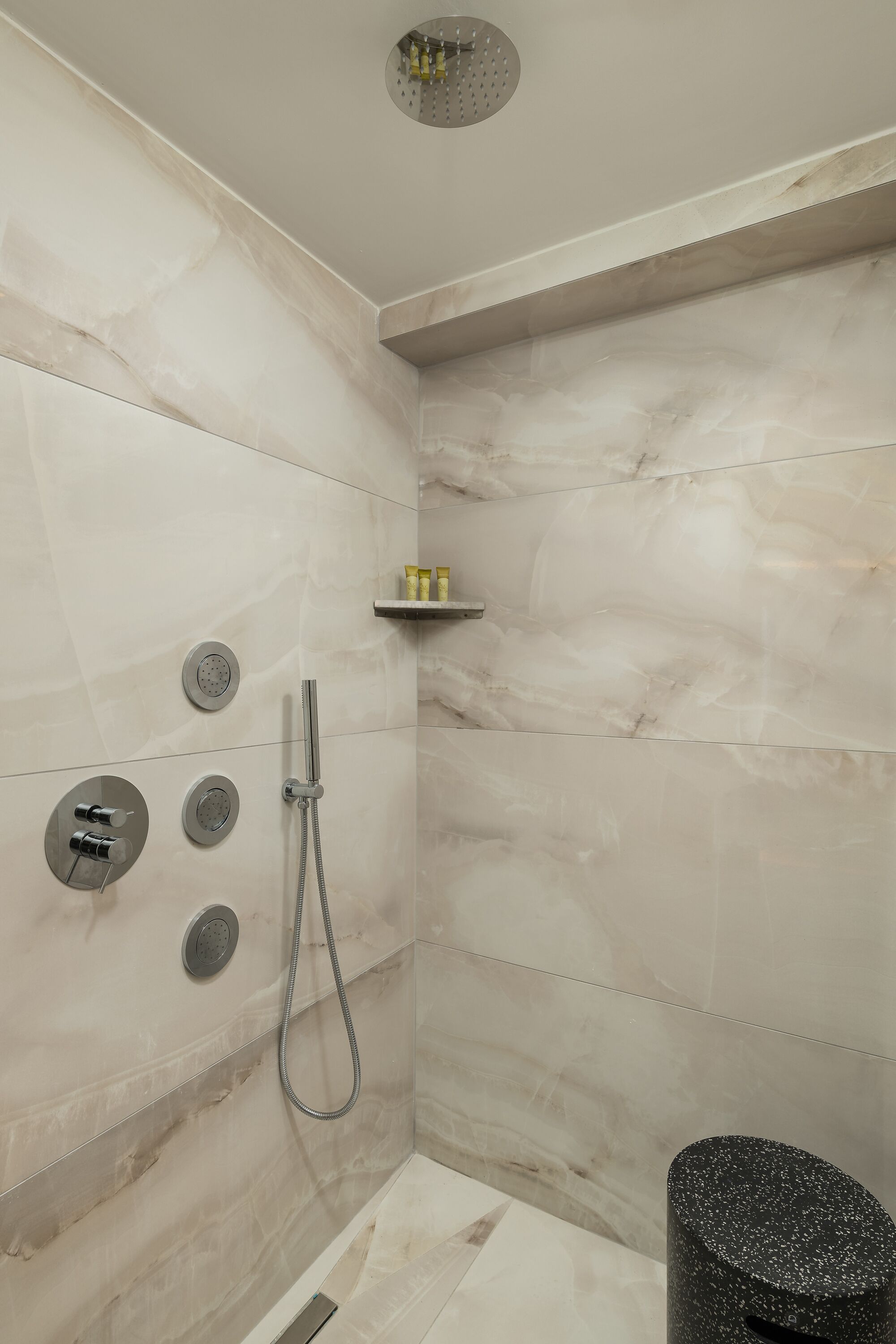 Ein modernes Duschbad mit Handbrause, Wandarmatur und Bedienfeld.