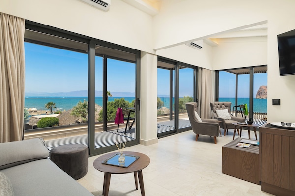 Suite with Sea View, Private Pool and Hammam | Caja fuerte, escritorio, espacio para trabajar con un portátil