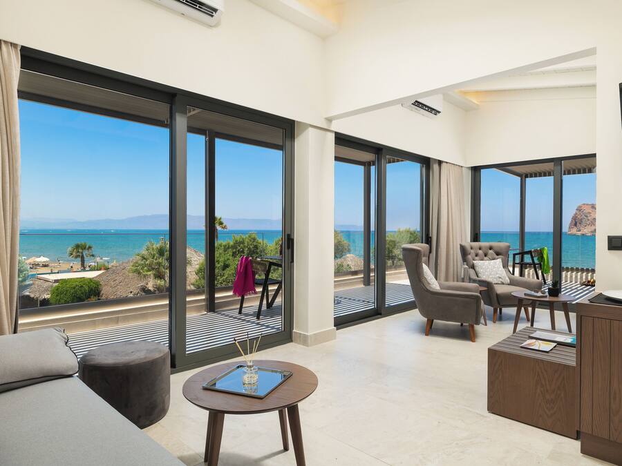 Suite with Sea View, Private Pool and Hammam | Tallelokero huoneessa, työpöytä