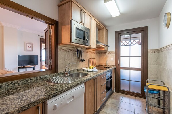 Kühlschrank, Mikrowelle, Ofen, Geschirrspüler