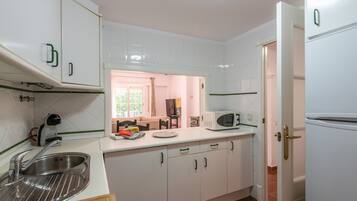 Kylskåp, mikrovågsugn, ugn och diskmaskin