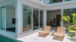 A modern house with a swimming pool, large glass doors, and outdoor seating. - Villa Seseh Breeze (Cemagi)