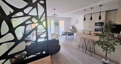 Trois Pièces , Terrasse, 15' à Pied de la mer