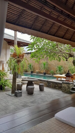 Outdoor dining - 1 minute to the zoo! 2 Bedroom villa w/ private pool and gazebo (Gianyar)