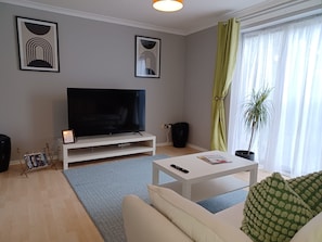 Executive Apartment | Living area | TV - MALTING-GREEN DOOR-One Bedroom Apartment (Dunstable)