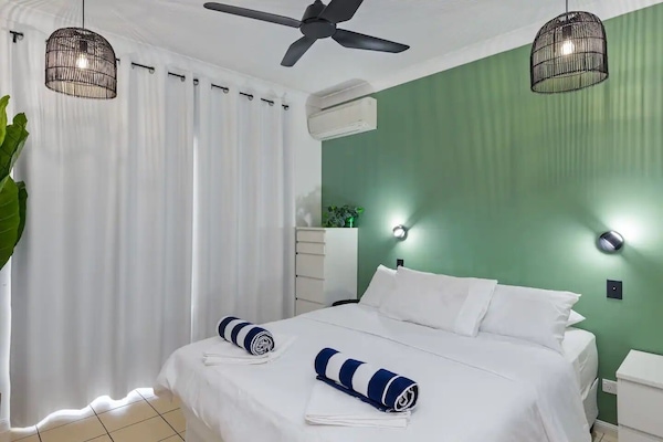 Queen bed in the main bedroom