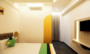 Habitación estándar | Escritorio y tabla de planchar con plancha 