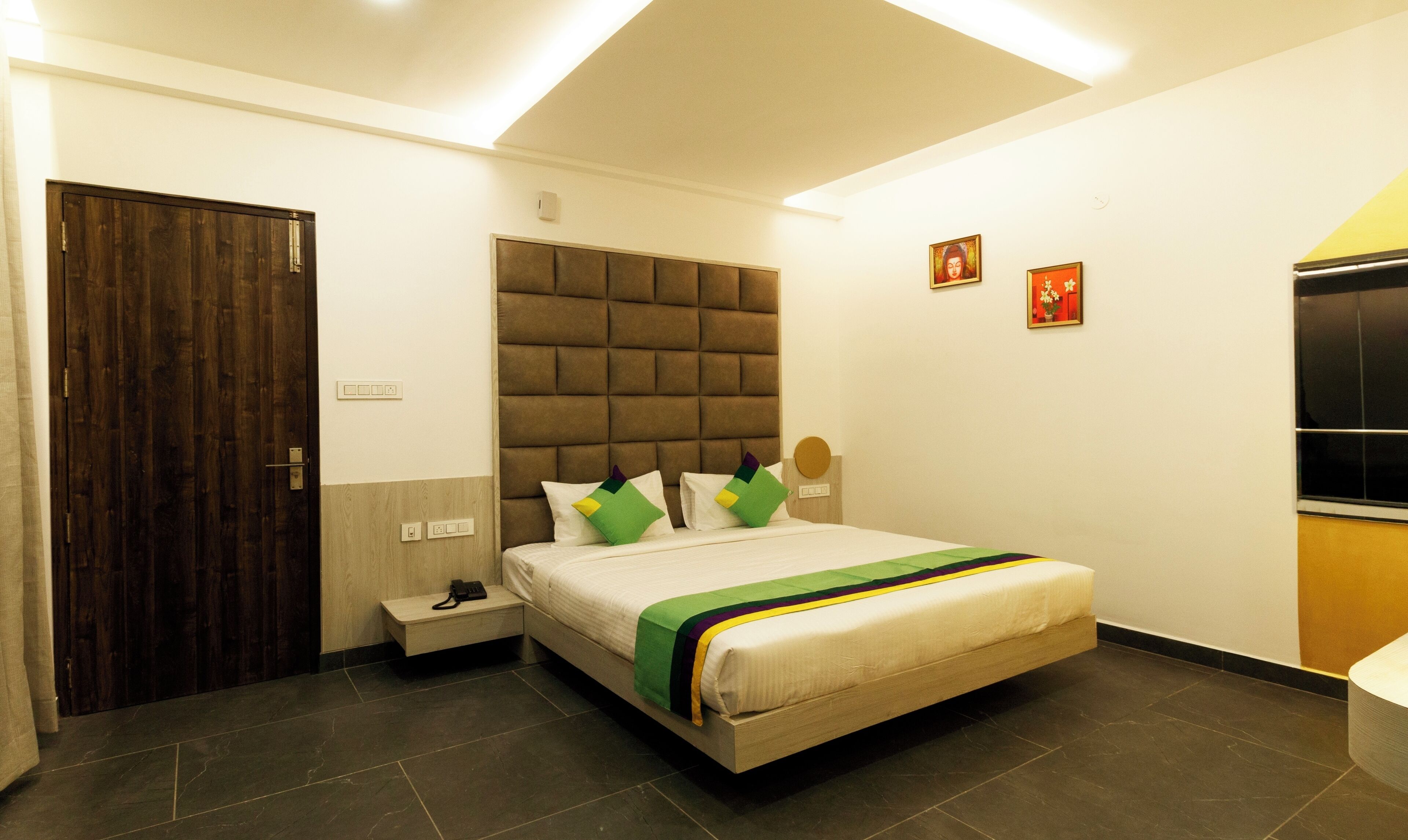 Deluxe Room | Desk, iron/ironing board