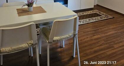 3-Zimmer-Wohnung mit voll ausgestatteter Küche, zentral gelegen, nahe Bahnhof