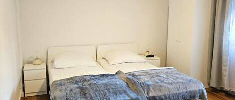 2 quartos, escrivaninha, ferros/tábuas de passar roupa, Wi-Fi