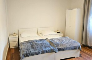 2 Schlafzimmer, Schreibtisch, Bügeleisen/Bügelbrett, WLAN