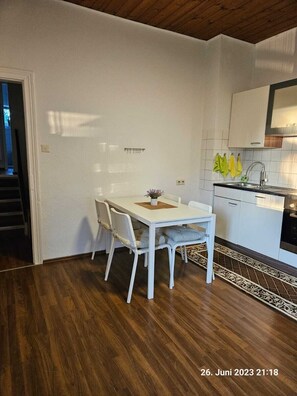 Dining - 3-zimmer-wohnung mit Voll Ausgestatteter Küche, Zentral Gelegen, Nahe Bahnhof (Beckum)