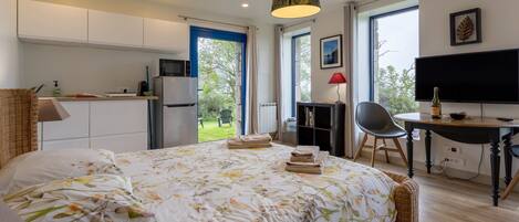 Free WiFi, bed sheets