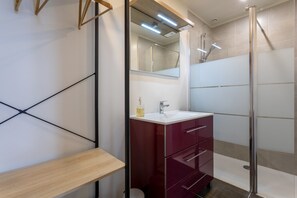 Douche, sèche-cheveux, serviettes fournies