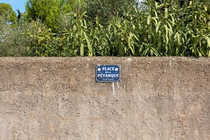 A sign on a concrete wall indicating a parking area. - House "Great Location, Pool, Dogs Welcome, Garden" with Shared Pool, Private Terrace & Wi-Fi (Lorgues)