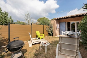 A backyard with a barbecue grill, outdoor furniture, and a small patio area. - House "Great Location, Pool, Dogs Welcome, Garden" with Shared Pool, Private Terrace & Wi-Fi (Lorgues)